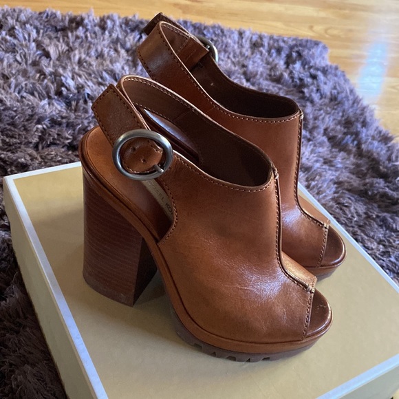 Michael Kors Patras Sandal - Picture 4 of 10